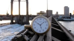 current time in louisville